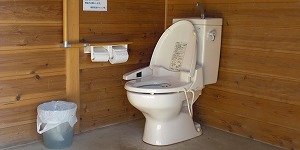 オートキャンプ専用サイトのトイレ